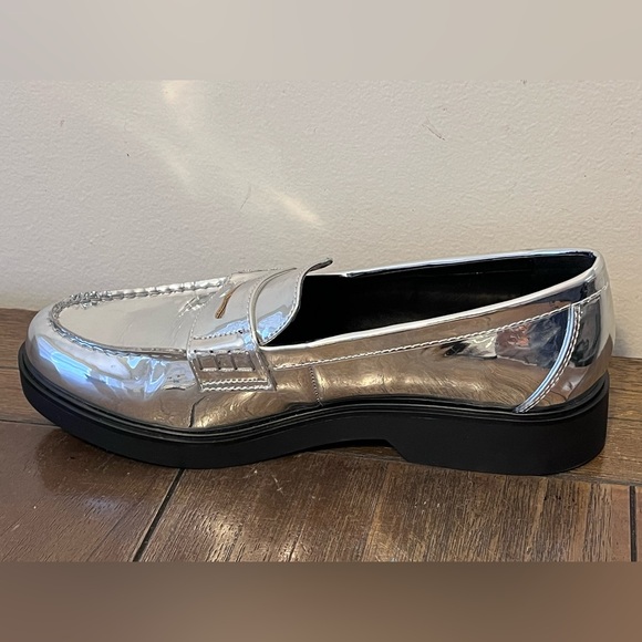 NWOT Worthington Silver Penny Loafers Womens size 9 - Picture 3 of 11